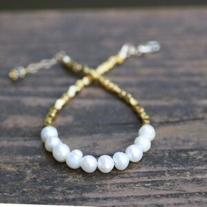 Adjustable Handmade Natural Pearl Bracelet in 18K Yellow Gold Vermeil